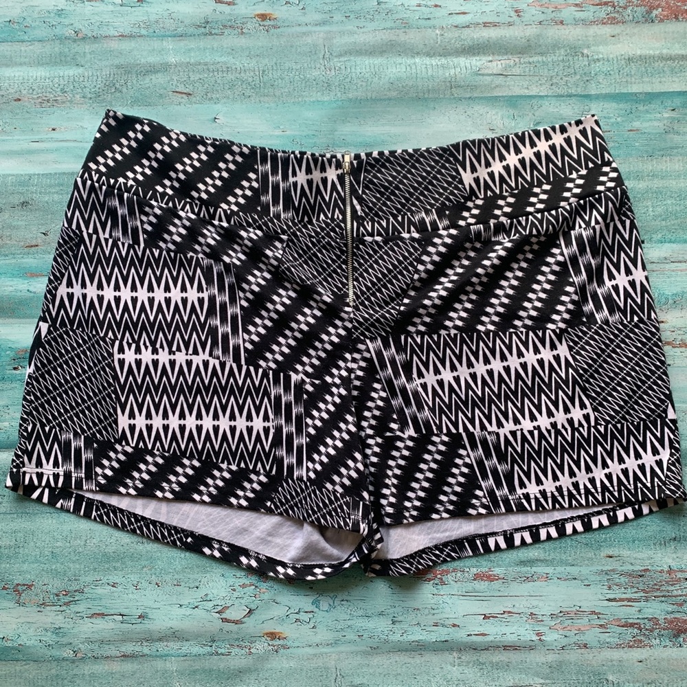 DG NY Black & White pattern zip front plus size short shorts sz 3X
